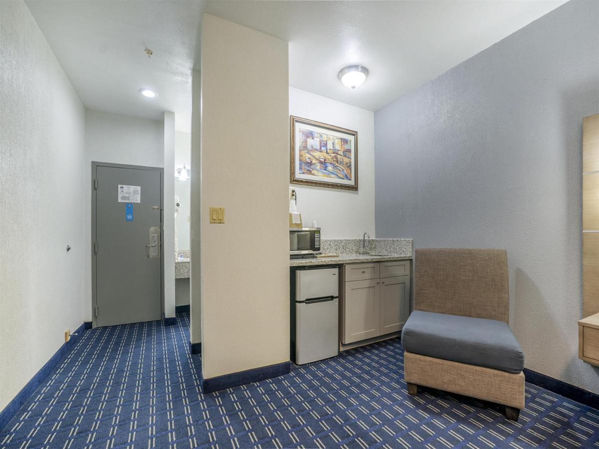 Days Inn & Suites By Wyndham Webster Nasa-Clearlake-Houston Exterior foto