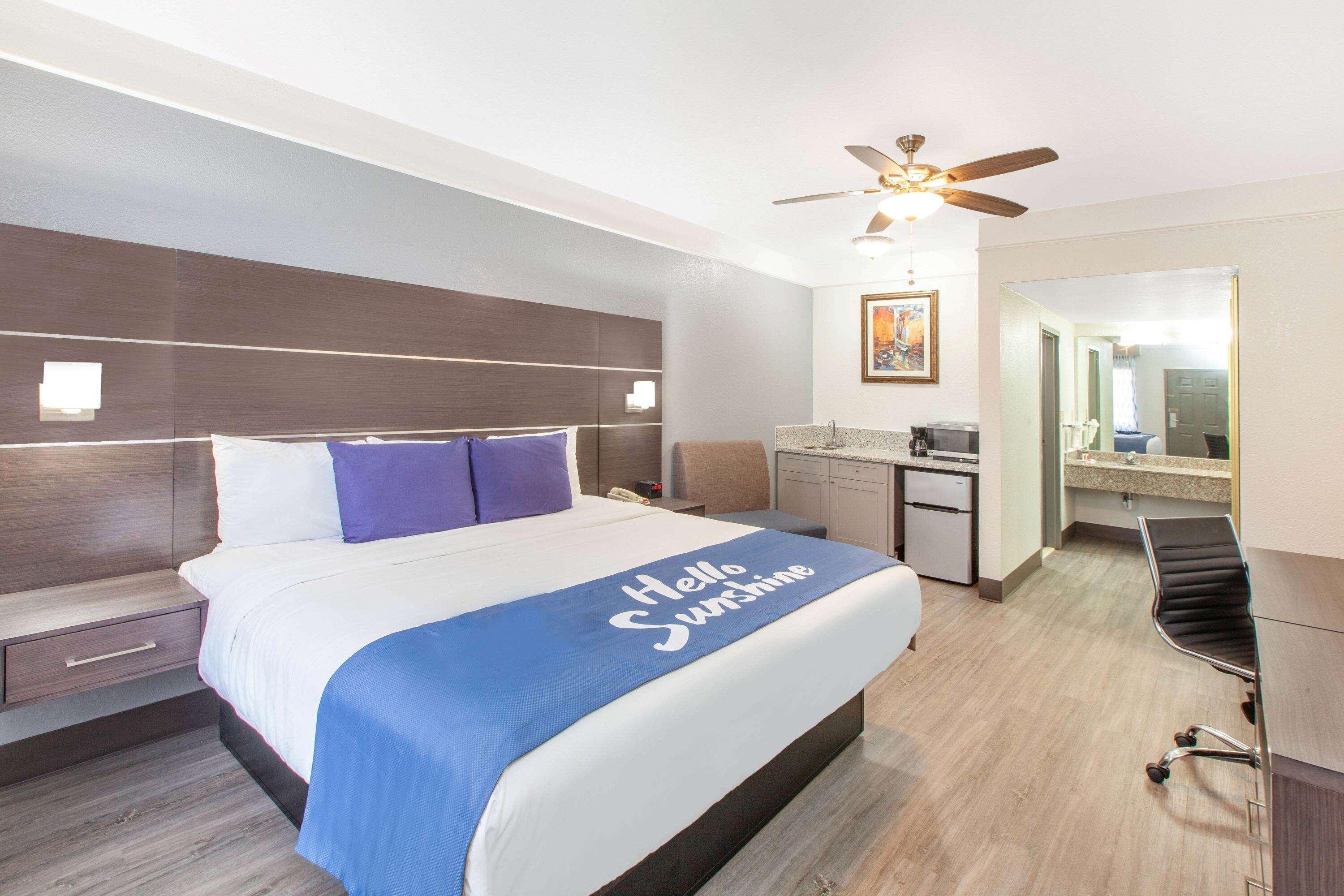 Days Inn & Suites By Wyndham Webster Nasa-Clearlake-Houston Exterior foto
