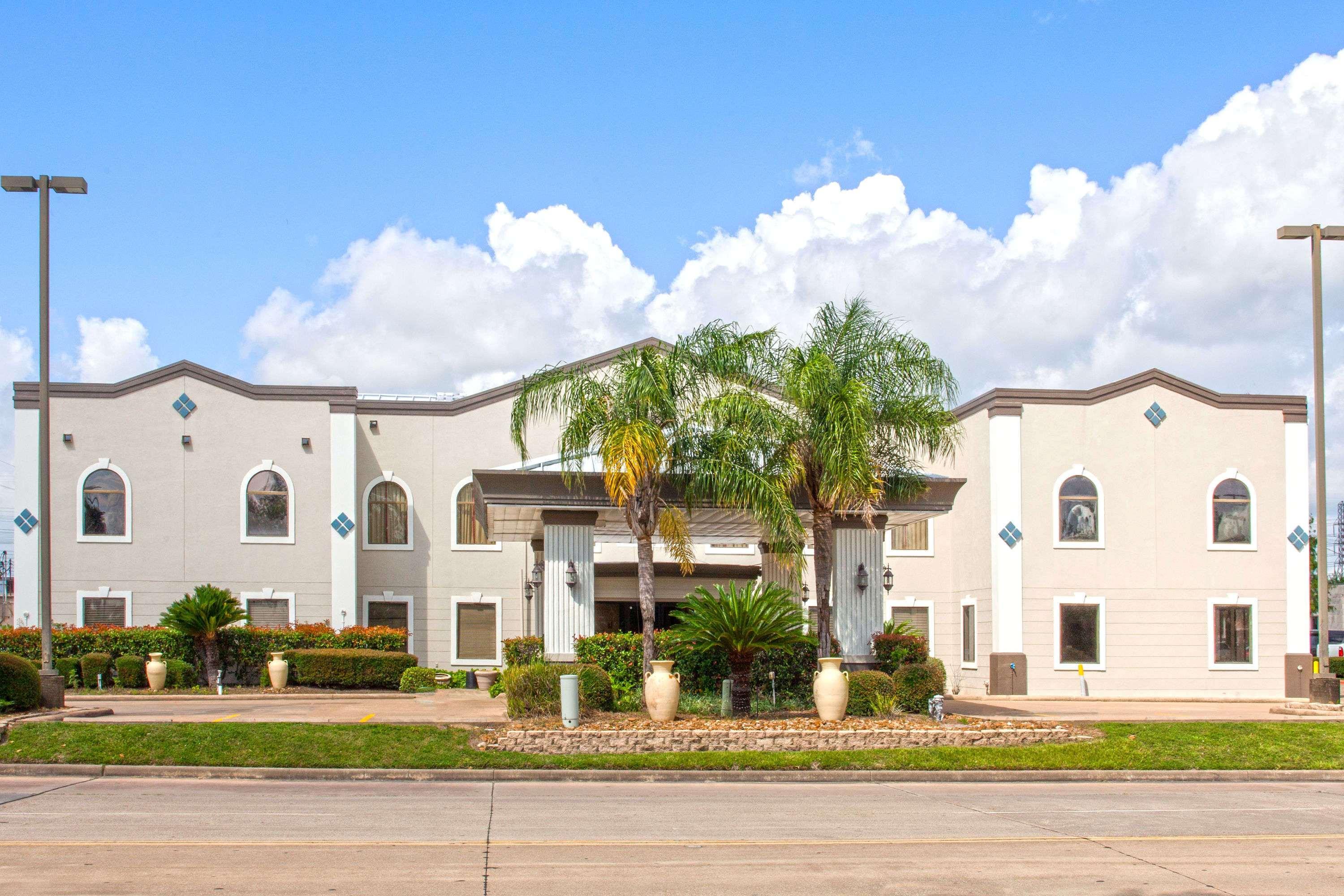 Days Inn & Suites By Wyndham Webster Nasa-Clearlake-Houston Exterior foto