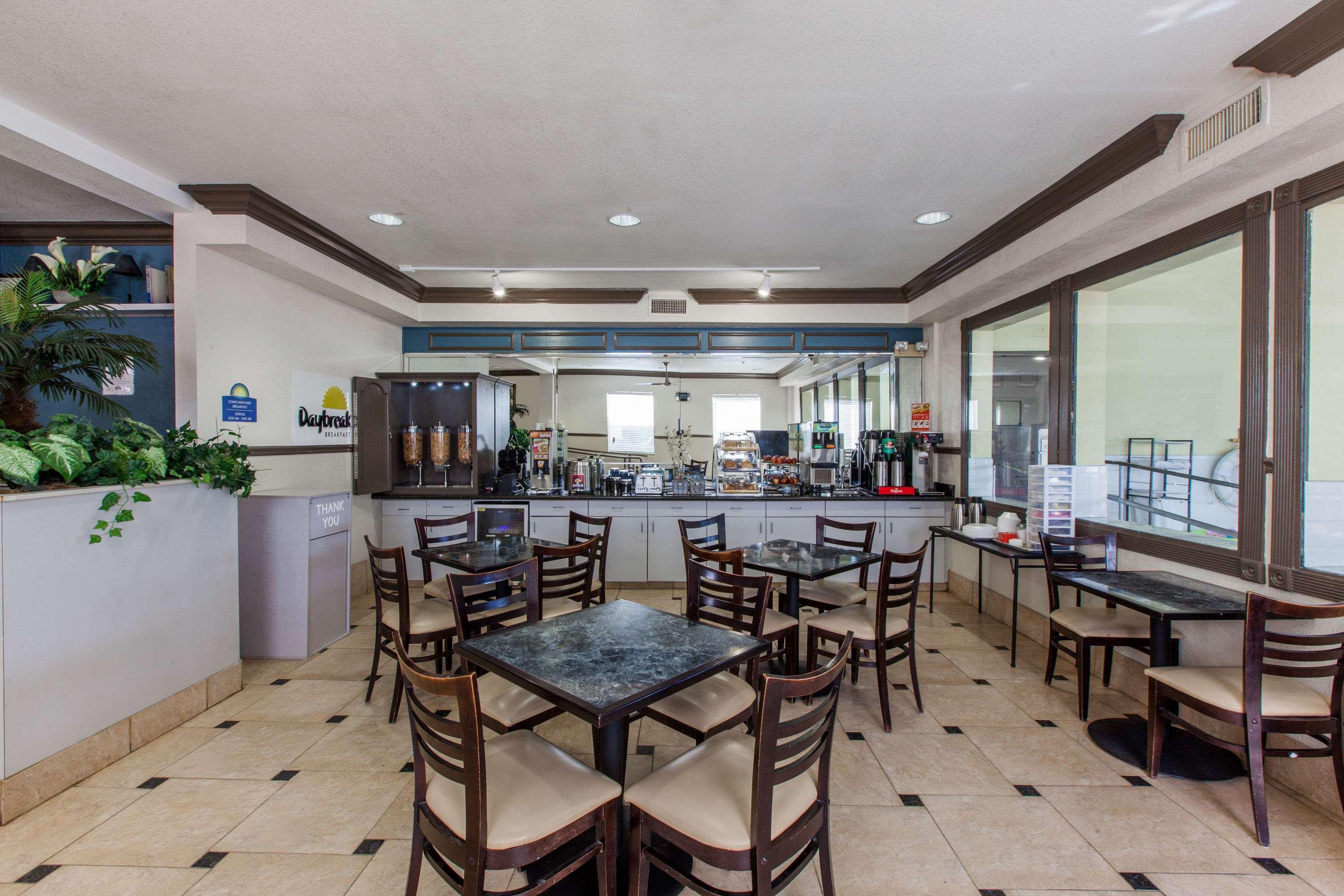 Days Inn & Suites By Wyndham Webster Nasa-Clearlake-Houston Exterior foto