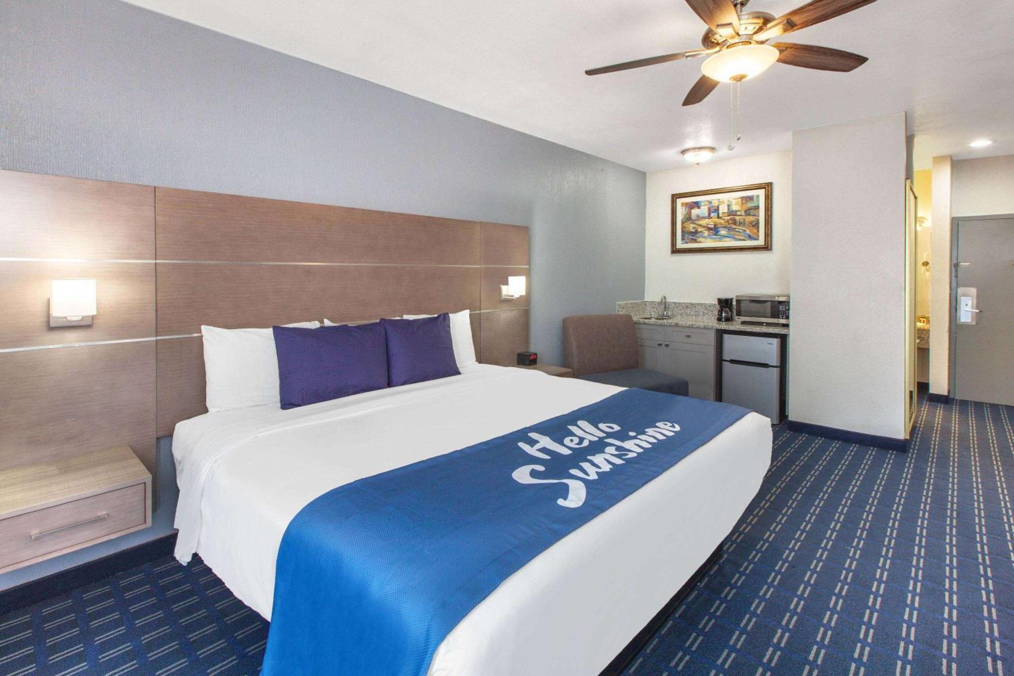 Days Inn & Suites By Wyndham Webster Nasa-Clearlake-Houston Exterior foto